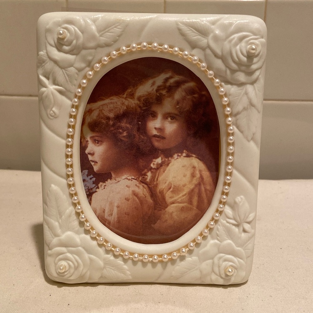 🌸Ivory Ceramic & Pearl Free Standing picture frame